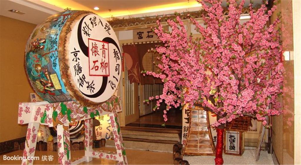 Overseas Chinese International Hotel Qingdao Exterior foto
