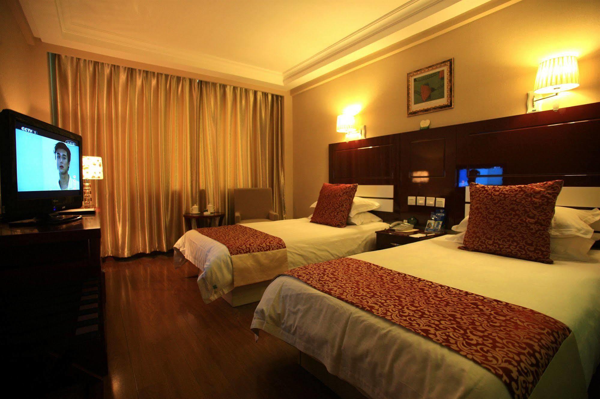 Overseas Chinese International Hotel Qingdao Exterior foto